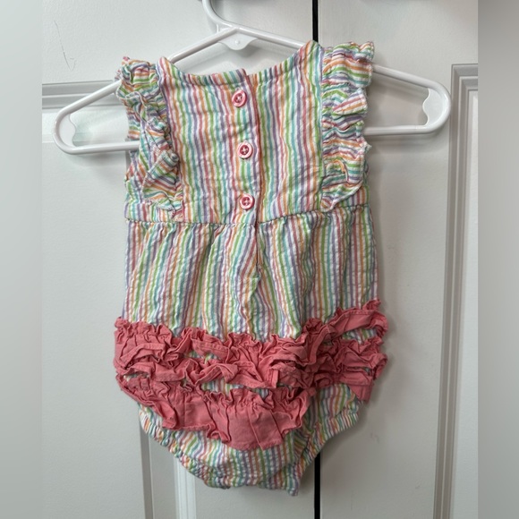 Ruffle Butts Classic Ruffle Romper in Rainbow Seersucker (Size 0-3 Months) 🌈 - Picture 2 of 4